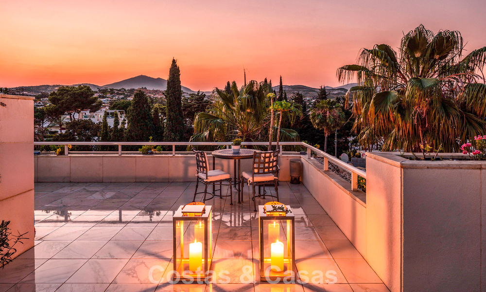 Ático dúplex de alta gama en venta en un exclusivo complejo de golf en Nueva Andalucía, Marbella 801001