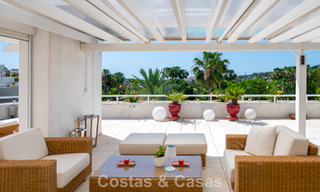 Ático dúplex de alta gama en venta en un exclusivo complejo de golf en Nueva Andalucía, Marbella 801003 