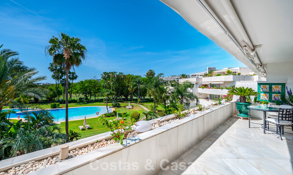 Ático dúplex de alta gama en venta en un exclusivo complejo de golf en Nueva Andalucía, Marbella 801004