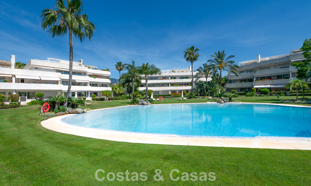 Ático dúplex de alta gama en venta en un exclusivo complejo de golf en Nueva Andalucía, Marbella 801007