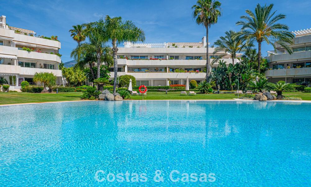 Ático dúplex de alta gama en venta en un exclusivo complejo de golf en Nueva Andalucía, Marbella 801008