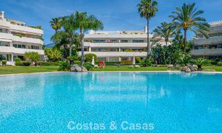 Ático dúplex de alta gama en venta en un exclusivo complejo de golf en Nueva Andalucía, Marbella 801008 