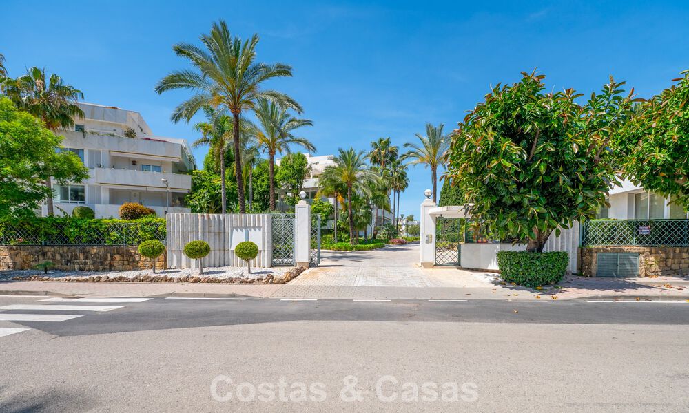 Ático dúplex de alta gama en venta en un exclusivo complejo de golf en Nueva Andalucía, Marbella 801012