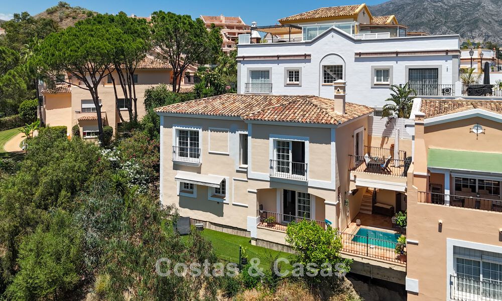 Amplia vivienda familiar en venta en una exclusiva urbanización cerrada en la codiciada Nueva Andalucía, Marbella 801104