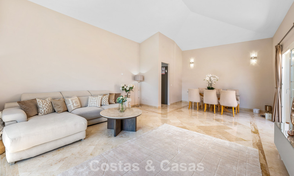 Amplia vivienda familiar en venta en una exclusiva urbanización cerrada en la codiciada Nueva Andalucía, Marbella 801109