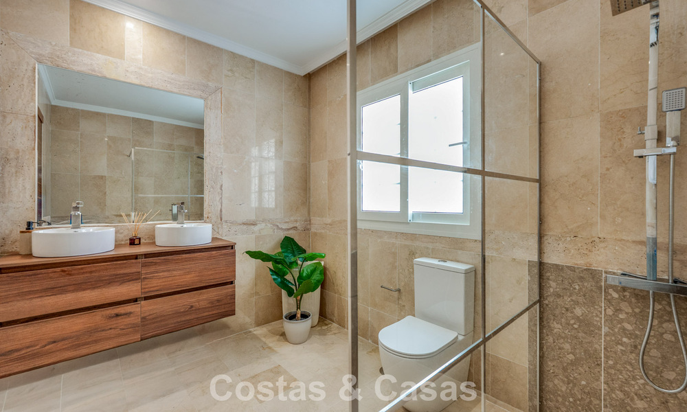 Amplia vivienda familiar en venta en una exclusiva urbanización cerrada en la codiciada Nueva Andalucía, Marbella 801121