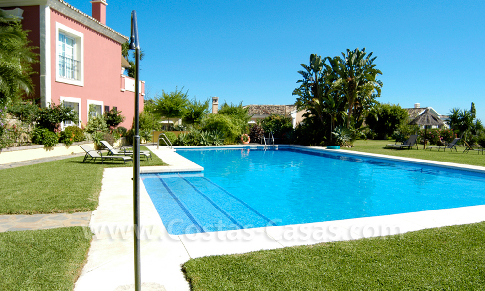 Amplia vivienda familiar en venta en una exclusiva urbanización cerrada en la codiciada Nueva Andalucía, Marbella 801458