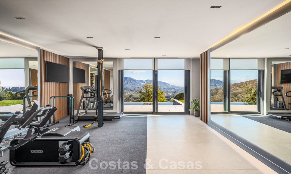 Impresionante villa de lujo con arquitectura minimalista moderna en venta en las colinas de Marbella Este 801130