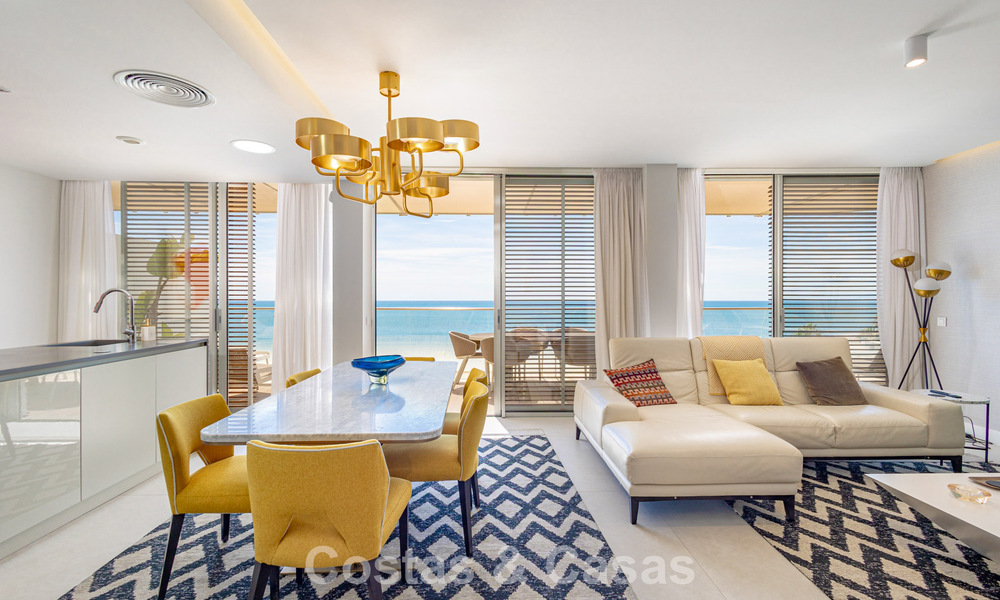 Exclusivo ático con impresionantes vistas abiertas al mar en venta en primera línea de playa en Estepona 801257