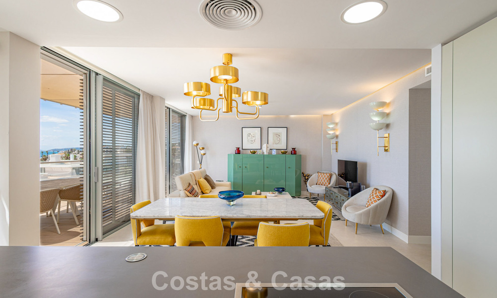 Exclusivo ático con impresionantes vistas abiertas al mar en venta en primera línea de playa en Estepona 801258