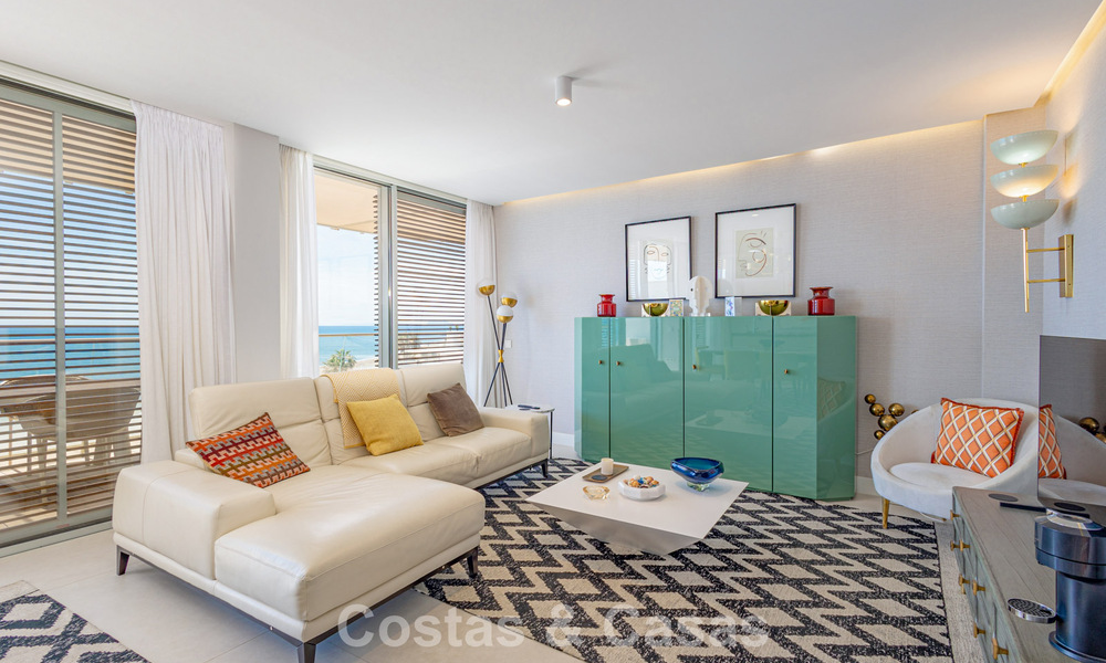 Exclusivo ático con impresionantes vistas abiertas al mar en venta en primera línea de playa en Estepona 801259