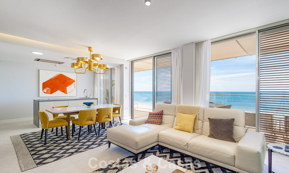 Exclusivo ático con impresionantes vistas abiertas al mar en venta en primera línea de playa en Estepona 801260