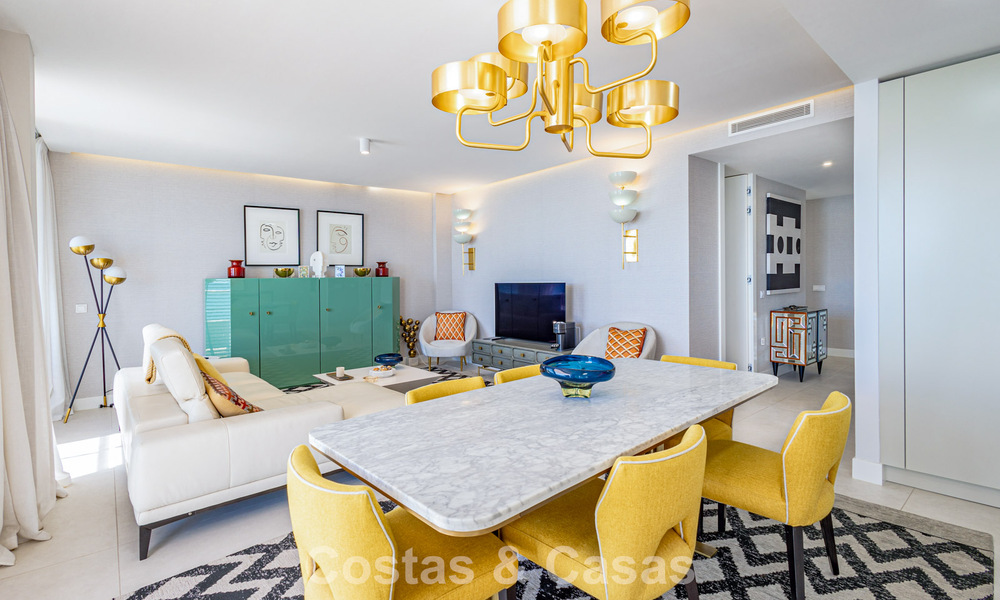 Exclusivo ático con impresionantes vistas abiertas al mar en venta en primera línea de playa en Estepona 801261
