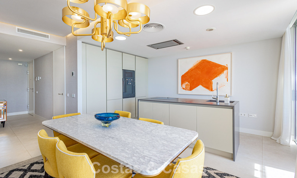 Exclusivo ático con impresionantes vistas abiertas al mar en venta en primera línea de playa en Estepona 801262