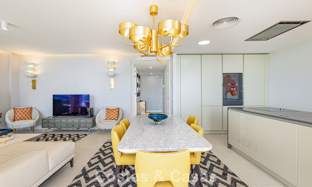 Exclusivo ático con impresionantes vistas abiertas al mar en venta en primera línea de playa en Estepona 801263
