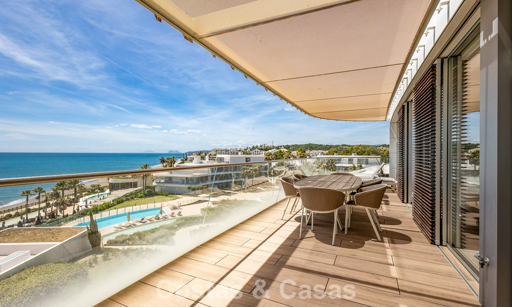 Exclusivo ático con impresionantes vistas abiertas al mar en venta en primera línea de playa en Estepona 801264