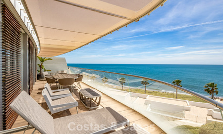 Exclusivo ático con impresionantes vistas abiertas al mar en venta en primera línea de playa en Estepona 801265