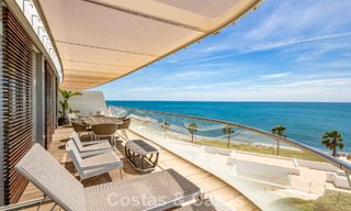 Exclusivo ático con impresionantes vistas abiertas al mar en venta en primera línea de playa en Estepona 801265 