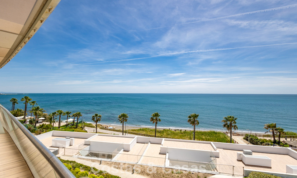 Exclusivo ático con impresionantes vistas abiertas al mar en venta en primera línea de playa en Estepona 801266