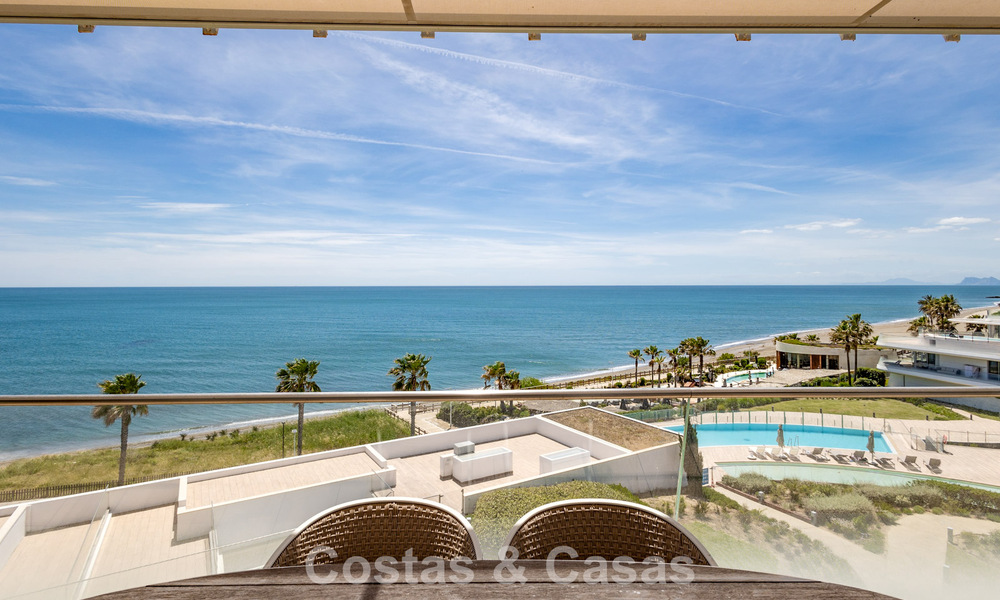 Exclusivo ático con impresionantes vistas abiertas al mar en venta en primera línea de playa en Estepona 801267