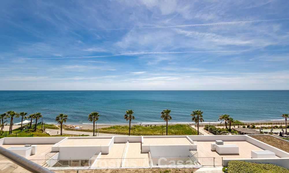 Exclusivo ático con impresionantes vistas abiertas al mar en venta en primera línea de playa en Estepona 801268