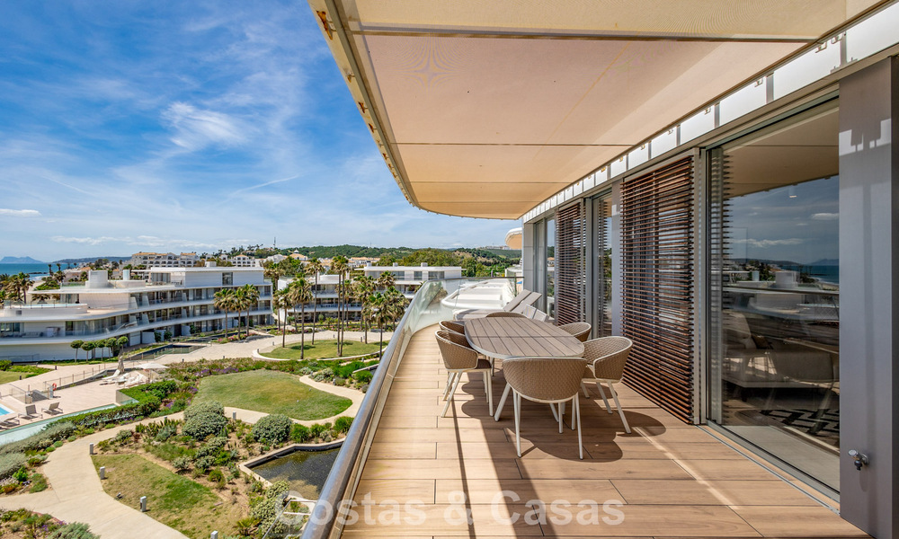 Exclusivo ático con impresionantes vistas abiertas al mar en venta en primera línea de playa en Estepona 801269