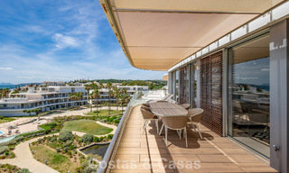 Exclusivo ático con impresionantes vistas abiertas al mar en venta en primera línea de playa en Estepona 801269 
