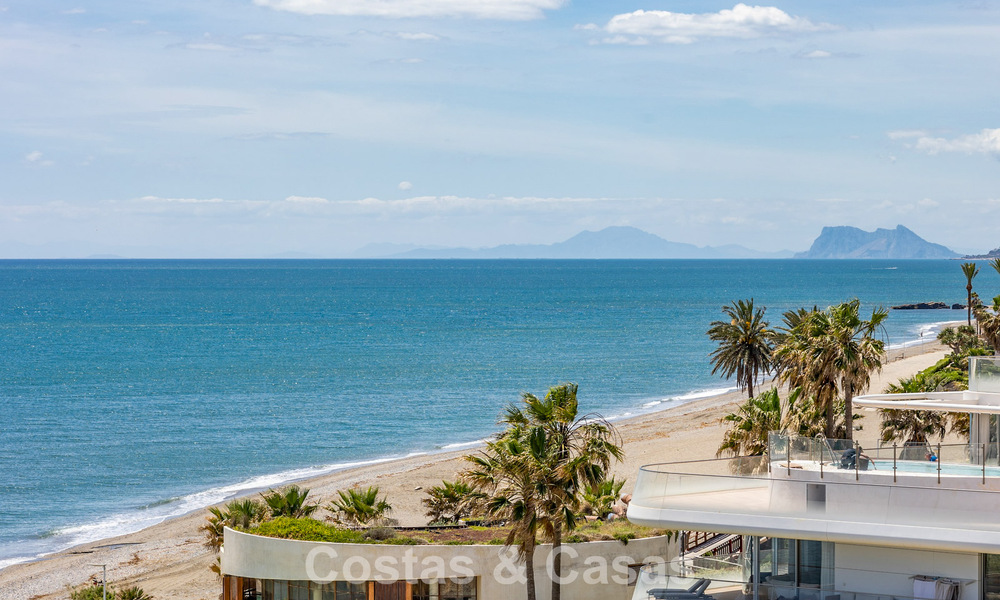 Exclusivo ático con impresionantes vistas abiertas al mar en venta en primera línea de playa en Estepona 801270