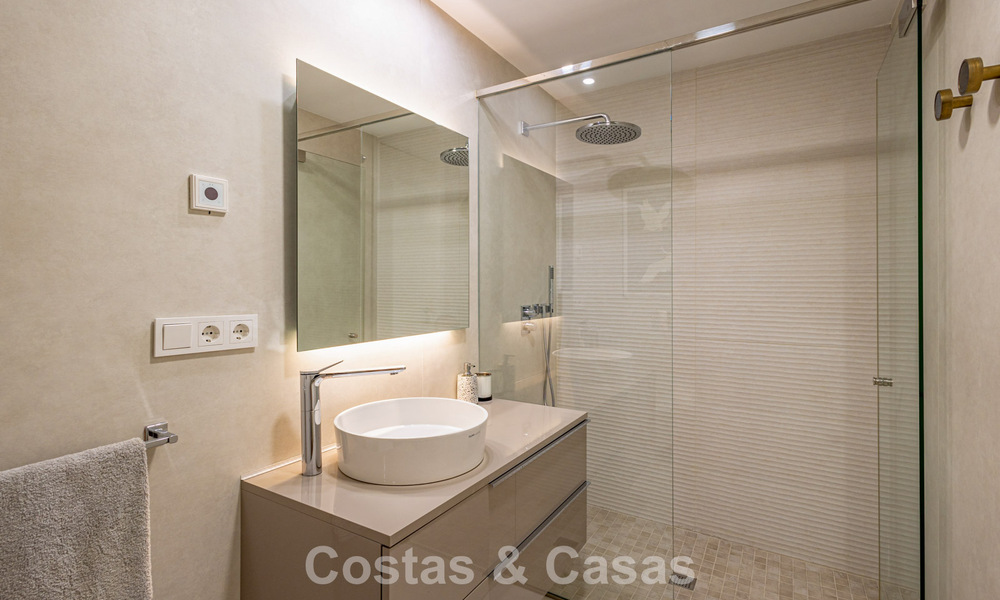 Exclusivo ático con impresionantes vistas abiertas al mar en venta en primera línea de playa en Estepona 801271