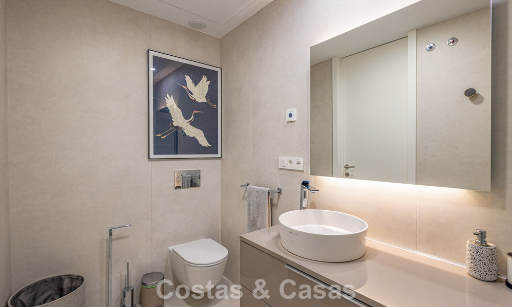 Exclusivo ático con impresionantes vistas abiertas al mar en venta en primera línea de playa en Estepona 801272