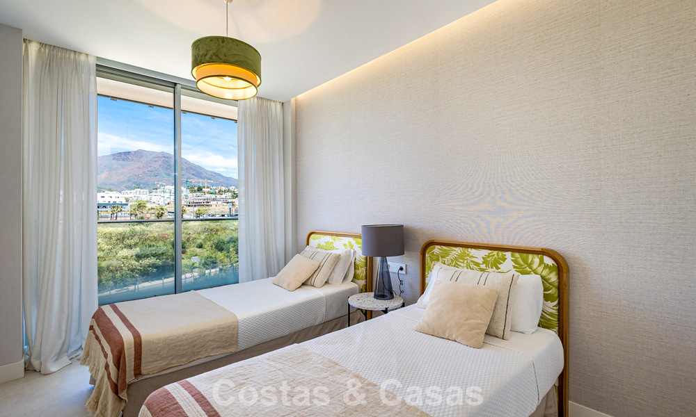 Exclusivo ático con impresionantes vistas abiertas al mar en venta en primera línea de playa en Estepona 801273