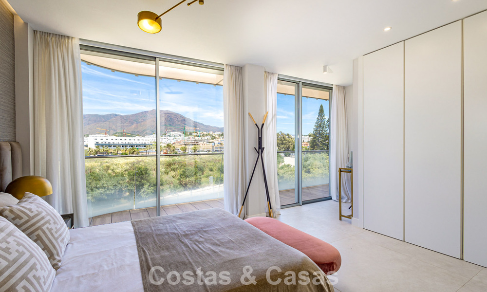 Exclusivo ático con impresionantes vistas abiertas al mar en venta en primera línea de playa en Estepona 801274