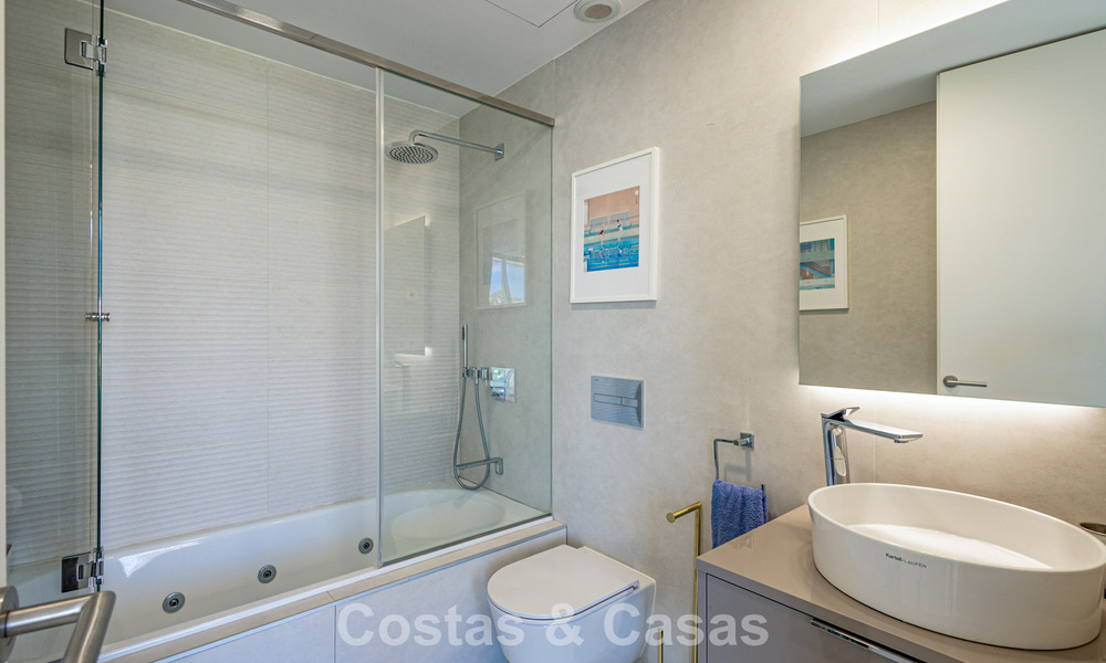 Exclusivo ático con impresionantes vistas abiertas al mar en venta en primera línea de playa en Estepona 801276