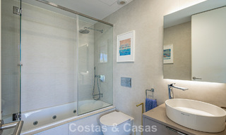Exclusivo ático con impresionantes vistas abiertas al mar en venta en primera línea de playa en Estepona 801276 