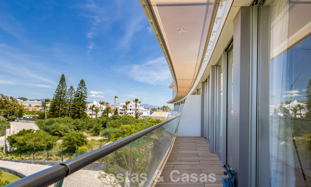 Exclusivo ático con impresionantes vistas abiertas al mar en venta en primera línea de playa en Estepona 801277