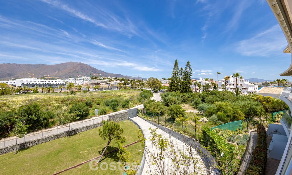 Exclusivo ático con impresionantes vistas abiertas al mar en venta en primera línea de playa en Estepona 801278