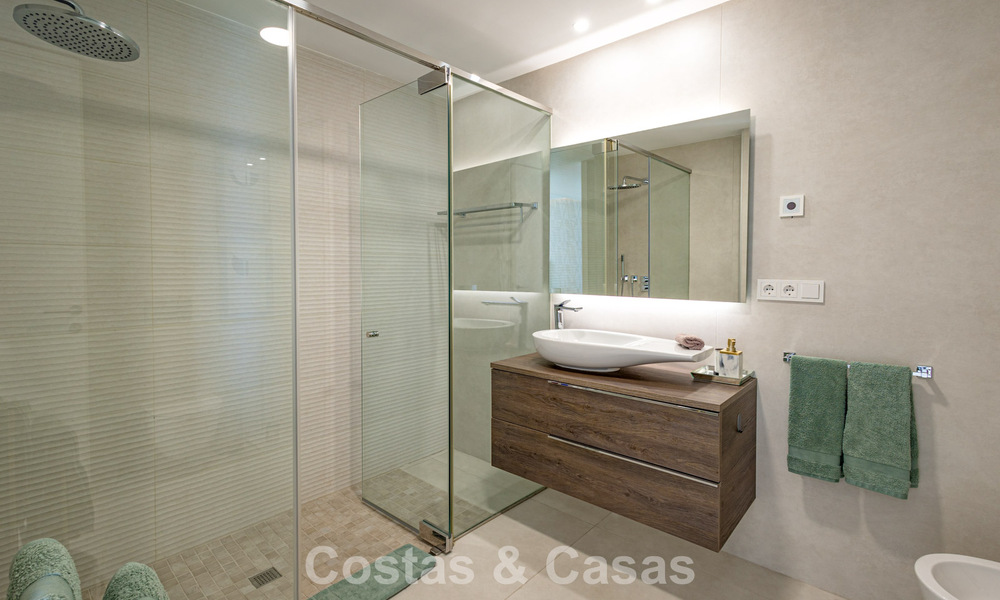 Exclusivo ático con impresionantes vistas abiertas al mar en venta en primera línea de playa en Estepona 801280