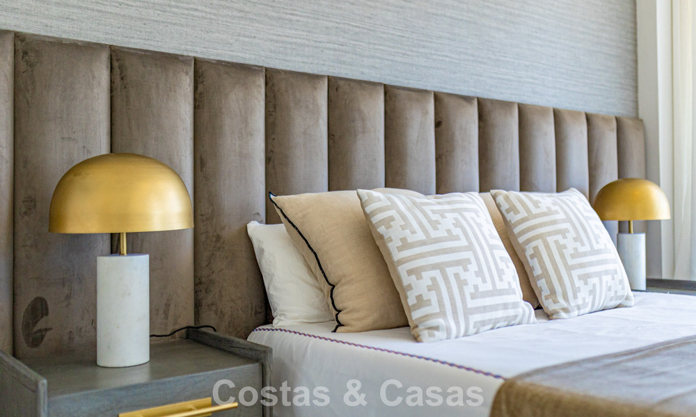 Exclusivo ático con impresionantes vistas abiertas al mar en venta en primera línea de playa en Estepona 801289