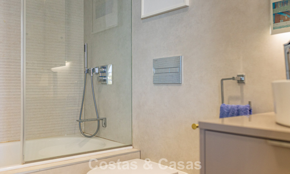 Exclusivo ático con impresionantes vistas abiertas al mar en venta en primera línea de playa en Estepona 801291