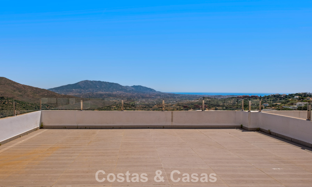Villa de lujo contemporánea con elegante arquitectura moderna e impresionantes vistas en venta en Marbella Este 801162