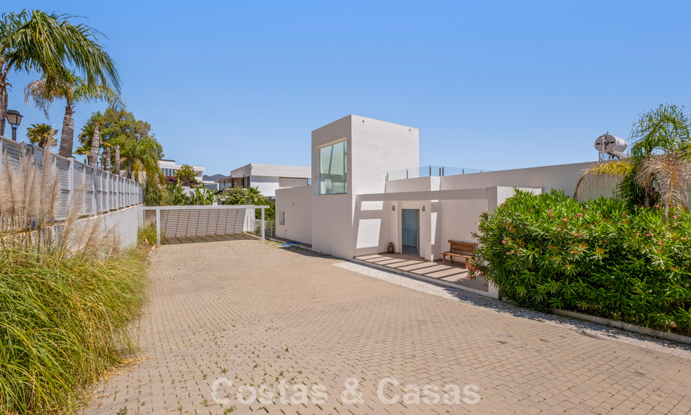 Villa de lujo contemporánea con elegante arquitectura moderna e impresionantes vistas en venta en Marbella Este 801165