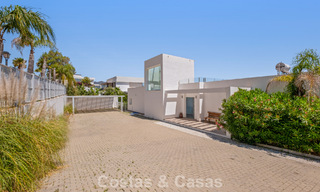 Villa de lujo contemporánea con elegante arquitectura moderna e impresionantes vistas en venta en Marbella Este 801165 