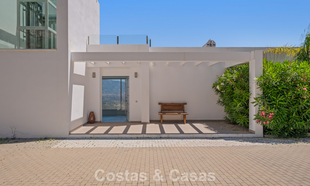 Villa de lujo contemporánea con elegante arquitectura moderna e impresionantes vistas en venta en Marbella Este 801167