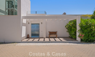 Villa de lujo contemporánea con elegante arquitectura moderna e impresionantes vistas en venta en Marbella Este 801167 