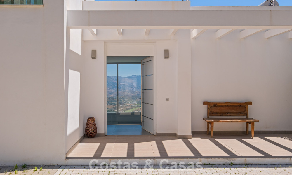 Villa de lujo contemporánea con elegante arquitectura moderna e impresionantes vistas en venta en Marbella Este 801168