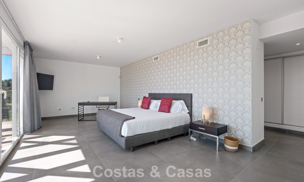Villa de lujo contemporánea con elegante arquitectura moderna e impresionantes vistas en venta en Marbella Este 801174