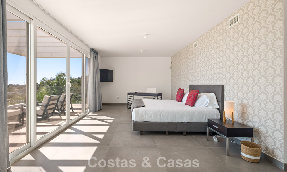 Villa de lujo contemporánea con elegante arquitectura moderna e impresionantes vistas en venta en Marbella Este 801175