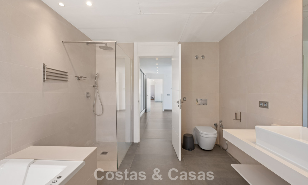 Villa de lujo contemporánea con elegante arquitectura moderna e impresionantes vistas en venta en Marbella Este 801178