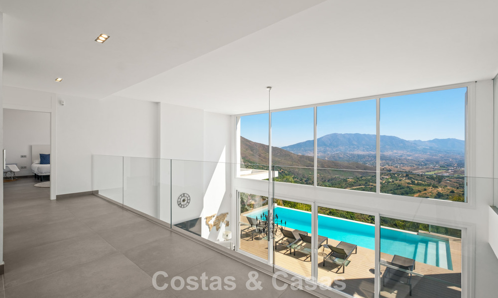 Villa de lujo contemporánea con elegante arquitectura moderna e impresionantes vistas en venta en Marbella Este 801179