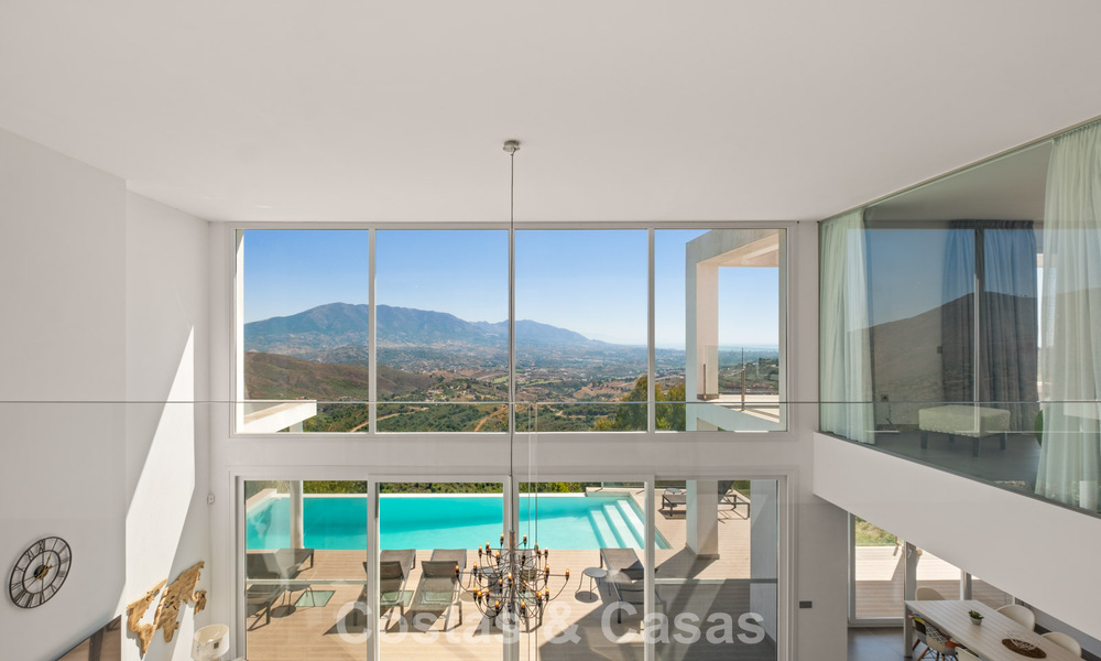 Villa de lujo contemporánea con elegante arquitectura moderna e impresionantes vistas en venta en Marbella Este 801180